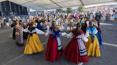 Baile tradicional cos grupos da asociaci�n Santa Mar�a de Tor�s, en imaxe de arquivo