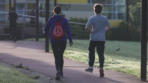 Gente haciendo deporte en el parque Eugenio Granell de Santiago