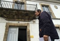 Jos� Emilio Garc�a Amor, entrando ayer en el juzgado de paz de Ribadeo para entregar su recurso. 