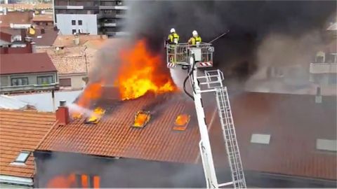 Bomberos ante el incendio de la calle Ura, en Oviedo