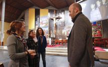 <span lang= es-es >Misas con v�deos y m�sica a las que acuden m�s de 500 personas</span>. El p�rroco Alberto Leiva, con varias voluntarias ante la pantalla en la que proyectan im�genes y lecturas. 