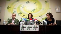 La portavoz del CSIF, Elena Moral (c), acompa�ada de los responsables del sindicato �frica Diez (d) y Manuel Torres (i)