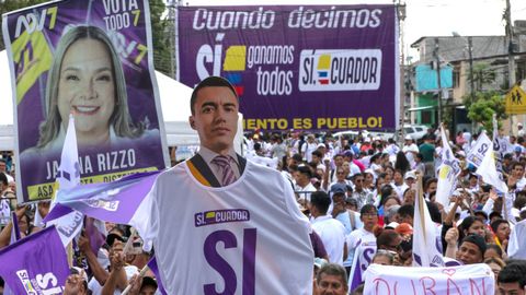 Personas participan en el cierre de campaa del oficialismo a favor del S al referndum este jueves, en Guayaquil (Ecuador).