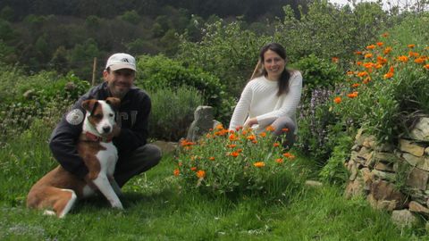 Isabella Argentieri y Enzo Elia junto a su perro