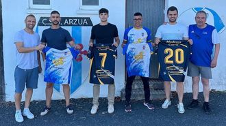 Cuerpo tcnico del Arza 25-26, con el presidente Vctor Gmez a la derecha