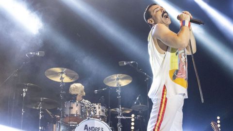 Imagen de una actuaci�n de Remember Queen en las Festas do Mar de Malpica.