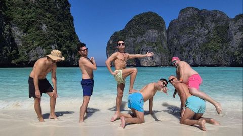 Los amigos del novio aprovecharonsu viaje a Tailandia para hacer turismo y conocer el pas.