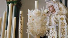 En la imagen, una vela rizada con motivos florales y otra con la palabra �Redentor� en el trono de la Virgen de los Cautivos de la Merced, pocas horas antes de salir en procesi�n este Mi�rcoles Santo