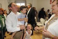 Rafael Sisto recogi� el bast�n de mando rodeado de su familia. 