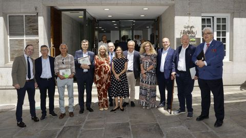Representantes institucionales y homenajeados por la residencia Domus Vi La Ciudad con motivo de su 50.&ordm; aniversario