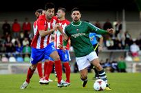 C�sar Otero pelea por el bal�n con un jugador del Racing en el primer tiempo.
