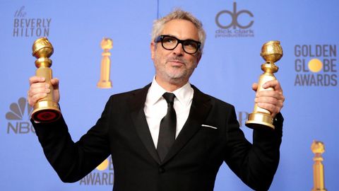  El cineasta mexicano Alfonso Cuarn posa con sus galardones a mejor director y mejor pelcula en lengua extranjera por su largometraje Roma