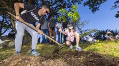 Plantacin por parte de alumnado del centro, en una edicin anterior 