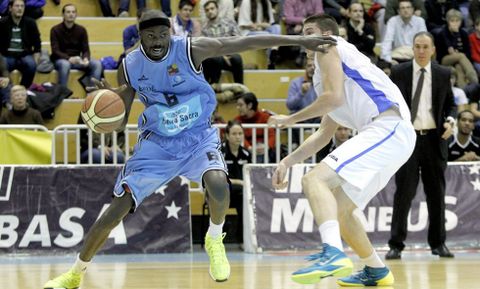 Arteaga defiende a Diouf en un encuentro disputado en Lugo hace dos temporadas. 