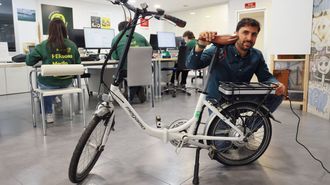 bici.Rodrigo L�pez Piqu�n, en las oficinas de Permae Ser en Perillo, donde carga su bici el�ctrica