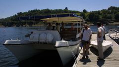 Un catamar�n tur�stico de la Diputaci�n lucense en el embarcadero de Portomar�n, en una imagen de julio del 2002