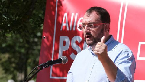 El presidente del Principado y secretario general de la FSA-PSOE, Adri�n Barb�n, interviene en un acto con militantes