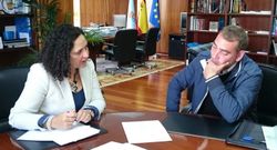 El alcalde de Cerdido y la delegada territorial de la Xunta, ayer.