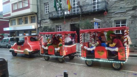 Los Reyes Magos recorrieron la calle Real de Quiroga no en carrozas sino en un vehculo especial, como haba anunciado el Ayuntamiento