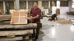 Fran Millán, gerente de Frouma Atlantic Wood, que realiza con madera de batea reciclada muebles y otros elementos