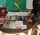 Las joyas robadas, expuestas en el cuartel de Santa Mari�a. 