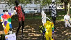 Los maniqu�es, antes de que los destrozaran, en el parque Rosal�a de Castro