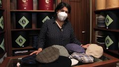 Ofelia Souto muestra algunos de los productos que ofrecen en su tienda