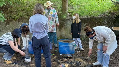 Alumnos de la escuela municipal durante una de las jornadas de cocci�n al aire libre celebradas esta semana en Cotros.