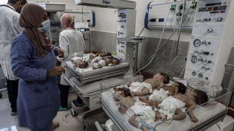 Recin nacidos prematuros reciben tratamiento tras ser trasladados del Hospital Al-Shifa al Al-Emarati en Rafah, al sur de la franja de Gaza.
