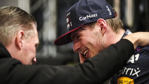 Max Verstappen llora junto a su padre, Jos, tras proclamarse campe�n