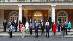 El nuevo Gobierno posa en las escalinatas de la Moncloa, por primera vez con los ministros portando mascarilla contra el covid-19, tras la salida del titular de Sanidad, Salvador Illa, relevado por Carolina Darias, sustituida por Miquel Iceta al frente de Pol�tica Territorial y Funci�n P�blica