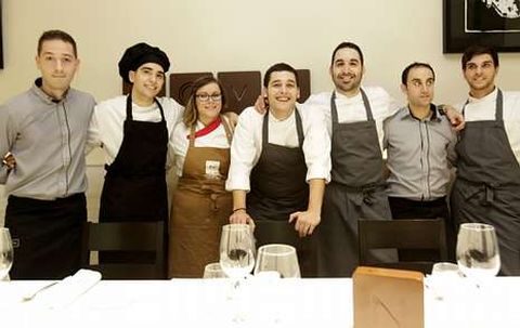 El equipo de Nova Restaurante, al frente del cual estn Daniel Guzmn (apoyado en la silla) y Julio Sotomayor (a su izquierda). 