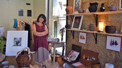 Mar�a, en su tienda de artesan�a A Mari�eta