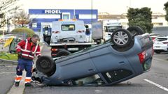 El veh�culo volcado en la calle Galileo Galilei