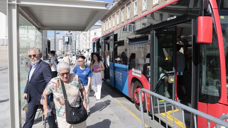 Viajeros del bus urbano, este s�bado en la Marina