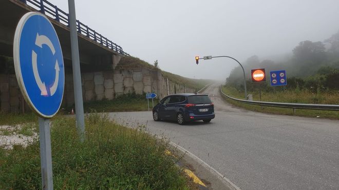 Un coche, saliendo de la A-8 en el acceso de A Xesta (Abadín) para continuar hacia A Mariña por la N-634