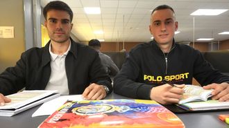 Pablo y Jacobo, de Caldas y Pontevedra, en la mesa de estudio, preparando la oposici&oacute;n a la Guardia Civil.