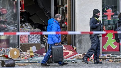 Un hombre pasea frente al hotel Radisson Collection de Berl�n