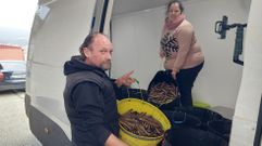 Rogelio Bell�n y Laura Pi�eiro, de Delicatessen da R�a, de Portonovo, con navaja de la lonja de Campelo