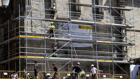 Los operarios�trabajan en la instalaci�n del esqueleto exterior de metal y madera