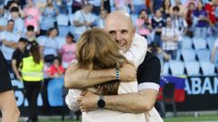 Fredi �lvarez, abrazando a la presidenta del Celta, Mari�n Mouri�o, tras el ascenso del Fortuna a Segunda.