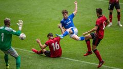 Rodri R�os realiza un remate ante la oposici�n de Berrocal en el amistoso ante el Mirand�s