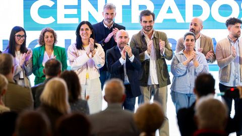 El nuevo presidente del PP de Padrón, Ángel Rodríguez, en el centro, flanqueado por Paula Prado y Diego Calvo