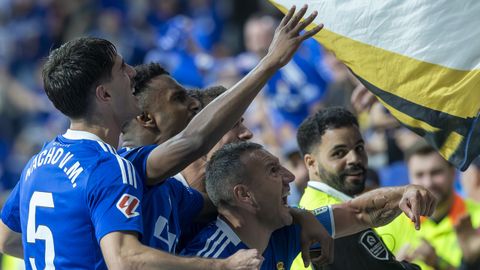 Santi Cazorla y varios de sus compaeros celebran en el Fondo Norte el gol al Almera