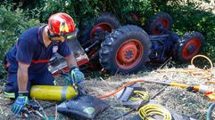 Los bomberos rescatan a un hombre�atrapado debajo de un tractor