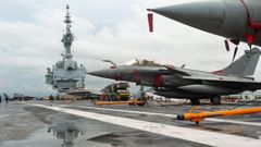 Foto de archivo de cazas Rafale, en la cubierta del portaviones Charles de Gaulle