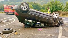 Accidente de trfico con vuelco en la OU-504, carretera de Ribadavia a Cea.