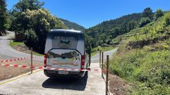El bus lanzadera, iniciativa del consorcio de turismo, en la carretera de A Cova