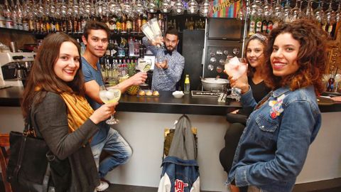 Un grupo de jóvenes posan con sus copas en una imagen de archivo en el pub La Gramola de Pontevedra.