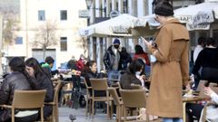 Ambiente en las terrazas de Santiago